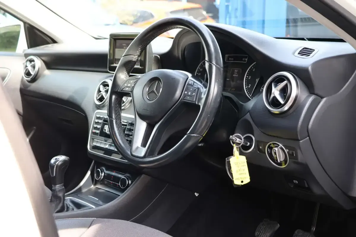 Used Mercedes A180 SE 122 HP (89 kW) 2014 White Hatchback