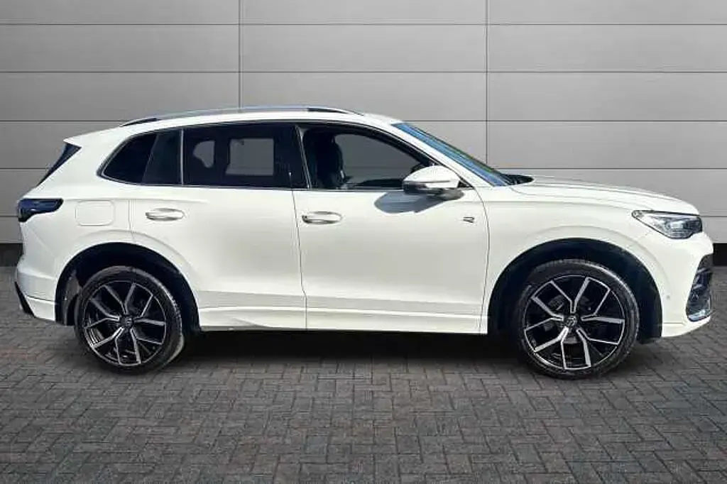 Used VW Tiguan R-line 150 HP (110 kW) 2024 Pure white SUV