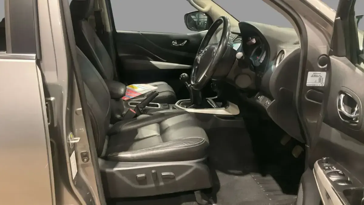 Begagnad Nissan Navara Tekna 2016 Grå Pickup