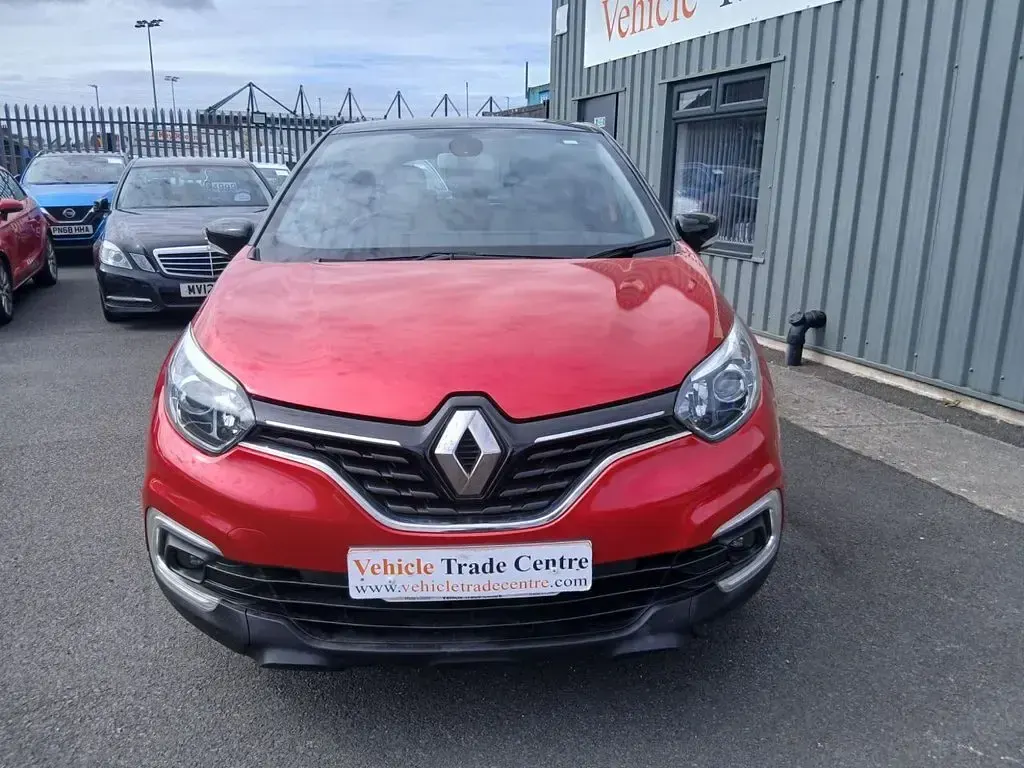 Used Renault Captur Iconic 90 HP (66 kW) 2018 Red SUV