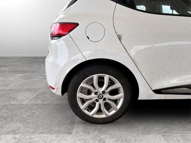 Used Renault Clio IV Dynamique 75 HP (55 kW) 2017 White Hatchback