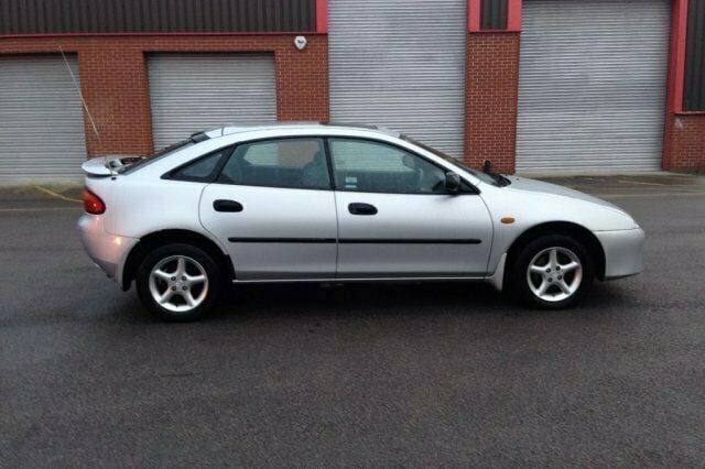 Begagnad Mazda 323 1998 Halvkombi