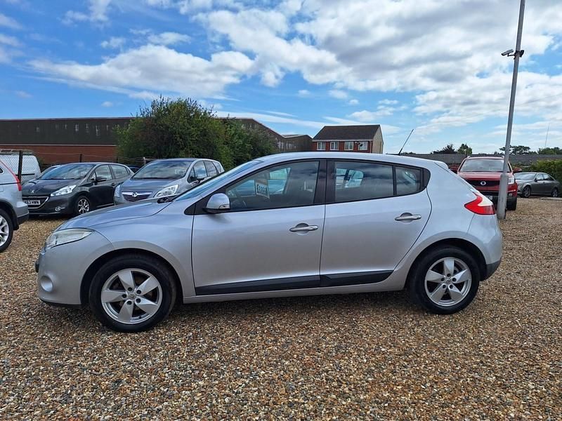 Silver Used 2010 Renault Mégane III Dynamique Hatchback | £3,295 (Fair price) - Image 1/4