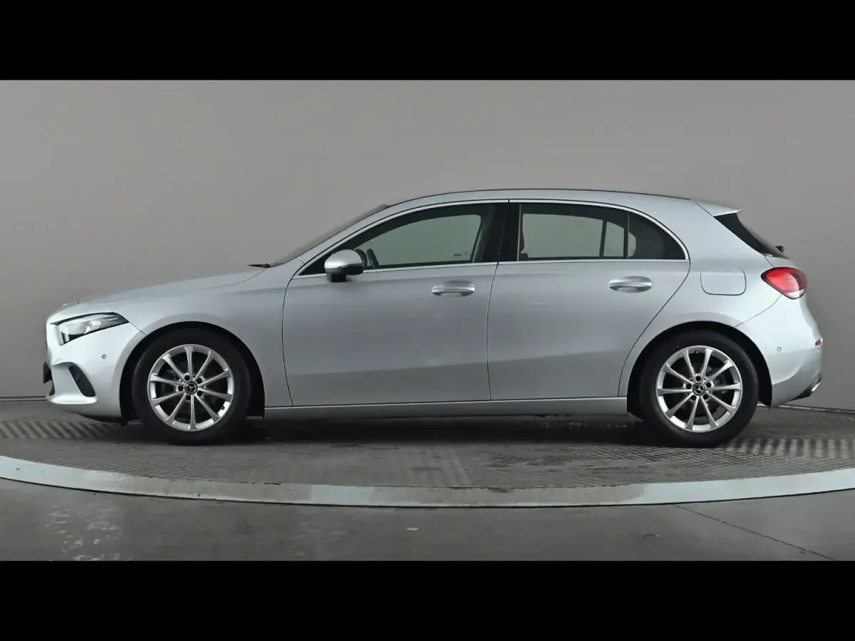 Begagnad Mercedes A180 Executive 2020 Silver Halvkombi