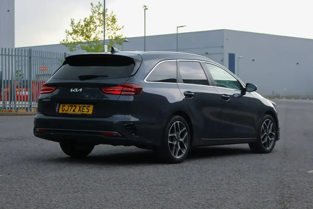 Usado Kia Ceed 2022 Gris Utilitario