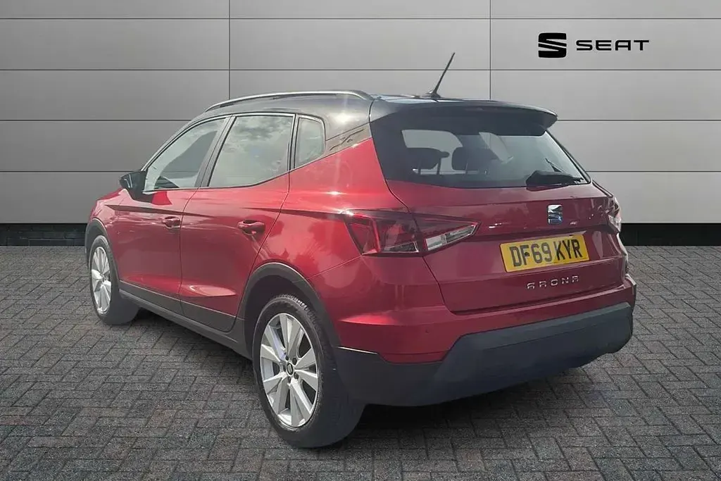 Usado Seat Arona SE Technology 94 CV (69 kW) 2020 Rojo SUV