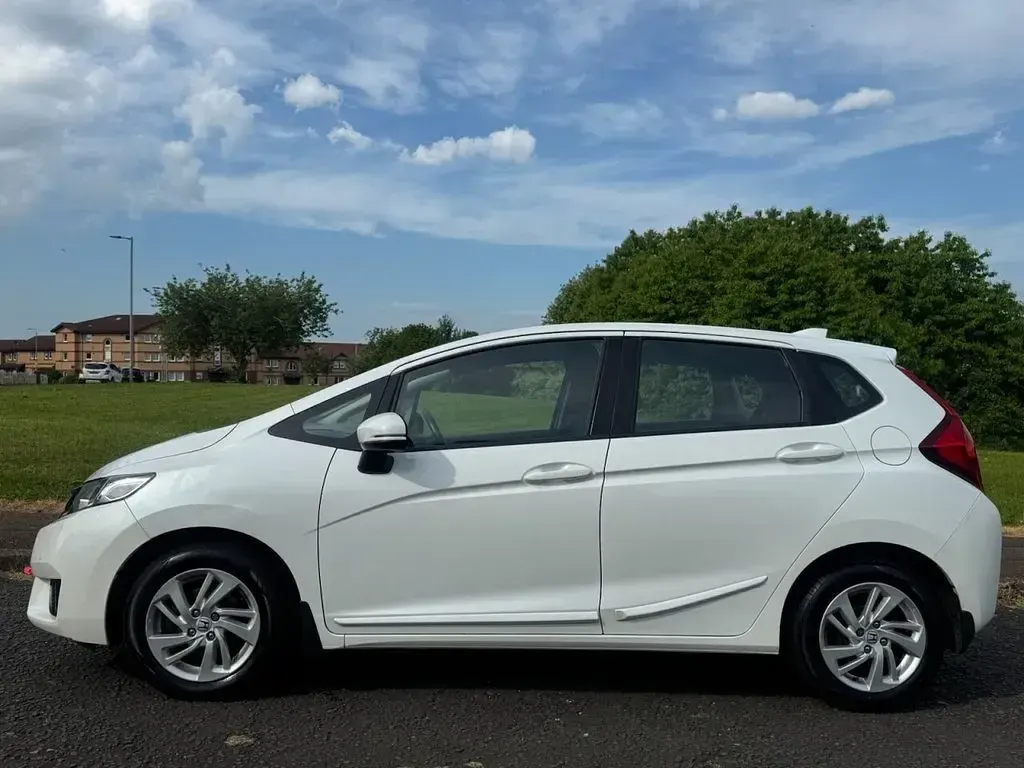 Used Honda Jazz SE 102 HP (75 kW) 2015 White Hatchback