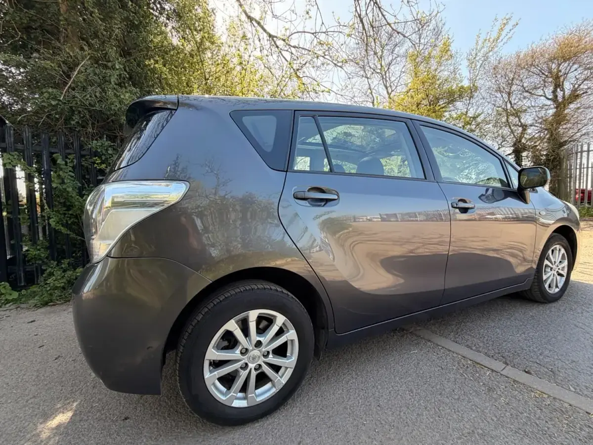 Usado Toyota Verso 2011 Cinzento Monovolume