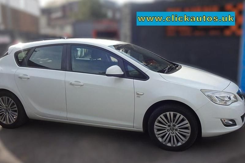 White Used 2011 Vauxhall Astra Excite Hatchback | £2,495 (Fair price) - Image 1/1