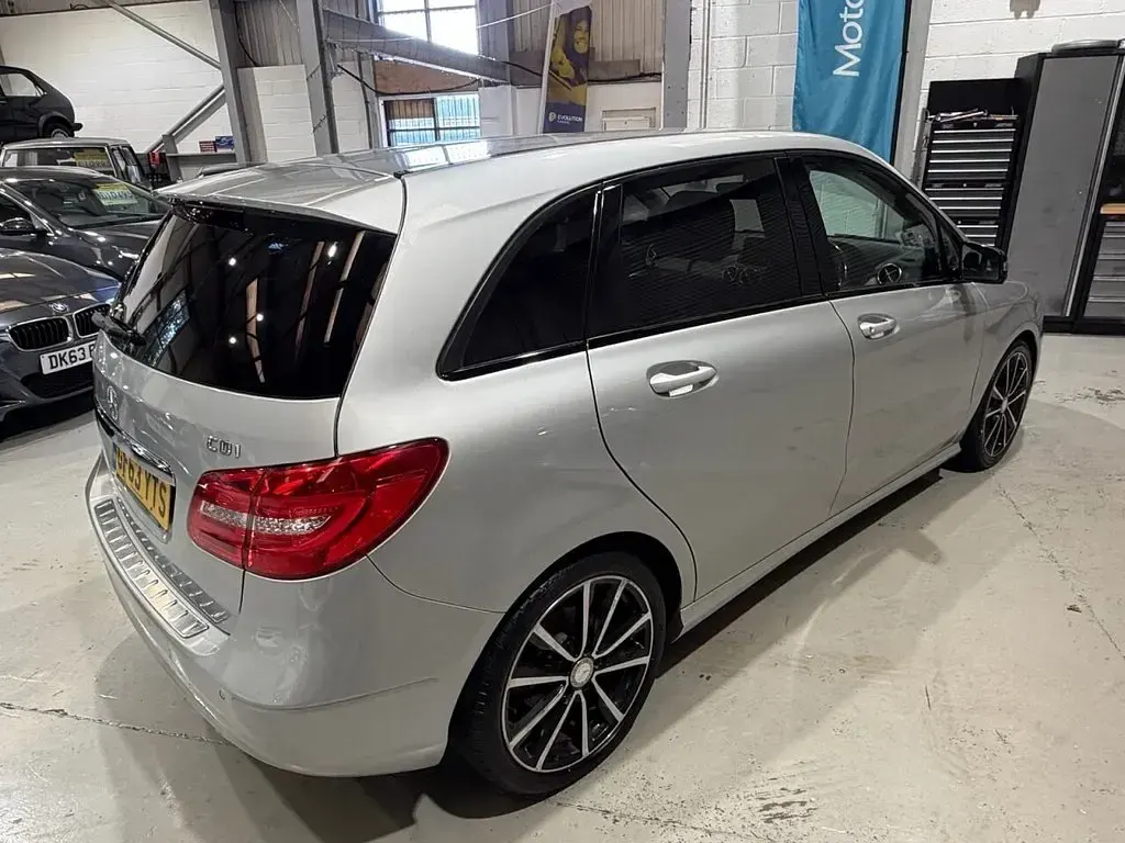 Used Mercedes B180 109 HP (80 kW) 2014 Silver Hatchback