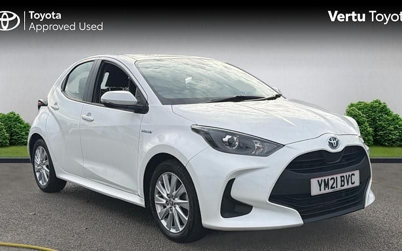 Used 2025 Toyota Yaris Hybrid Design Hatchback | £14,694 (Super price) - Image 1/4