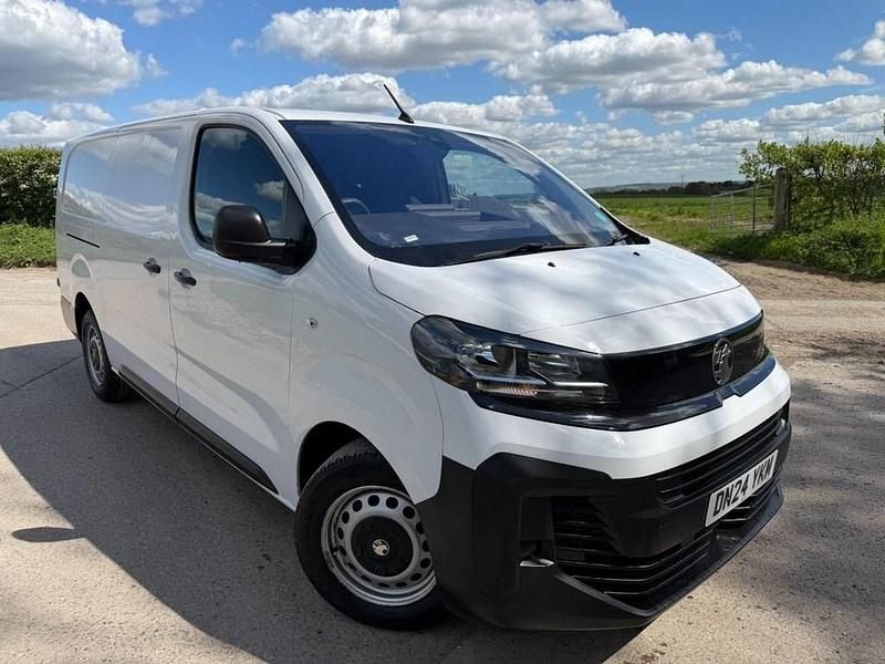Second-hand Vauxhall Vivaro 150 CP (110 kW) 2024 Alb Monovolum