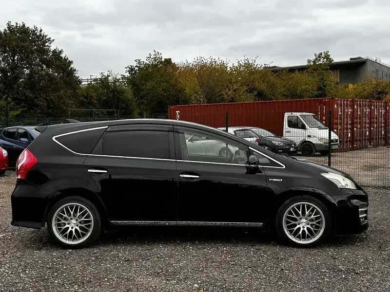 Used Toyota Prius 140 HP (102 kW) 2024 Black Hatchback