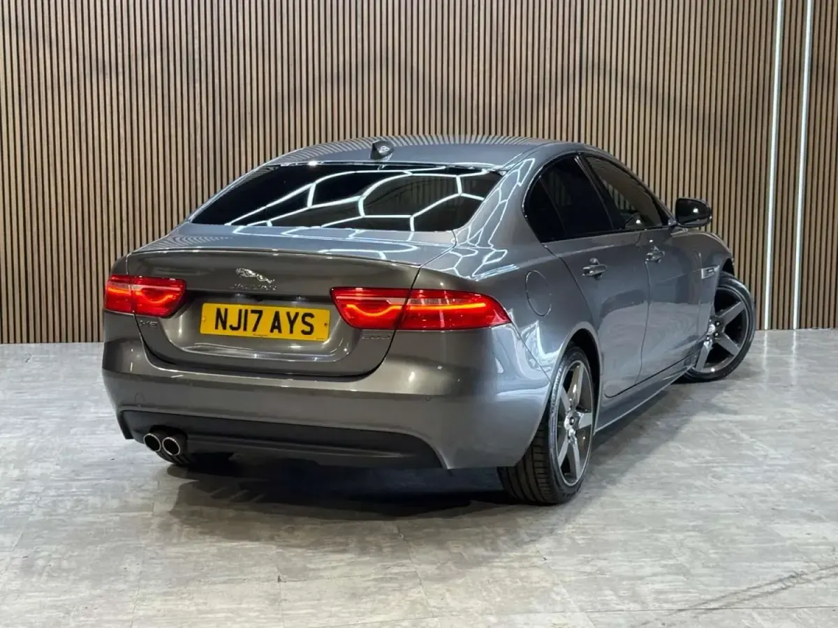 Gebraucht Jaguar XE R-Sport 180 PS (132 kW) 2017 Grau Limousine