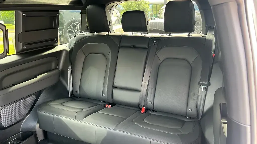 Used Land Rover Defender SE Dynamic 249 HP (183 kW) 2022 White SUV