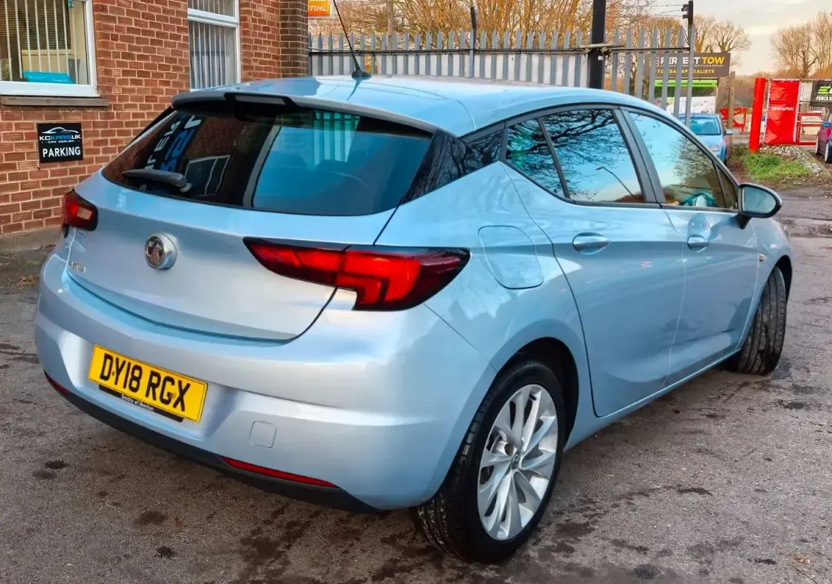 Gebraucht Vauxhall Astra Design Edition 101 PS (74 kW) 2018 Silber Kleinwagen