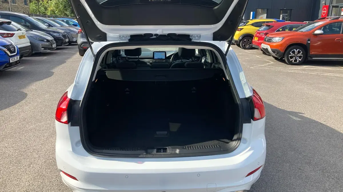 Used Ford Focus Vignale 150 HP (110 kW) 2019 White Estate