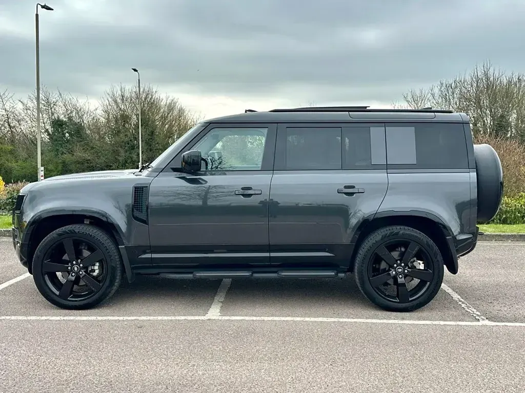 Usado Land Rover Defender HSE Dynamic 300 HP (220 kW) 2024 Cinzento SUV