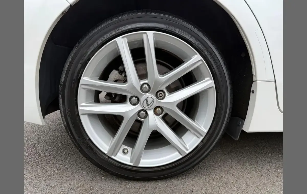 Used Lexus CT200h 134 HP (98 kW) 2020 White Hatchback
