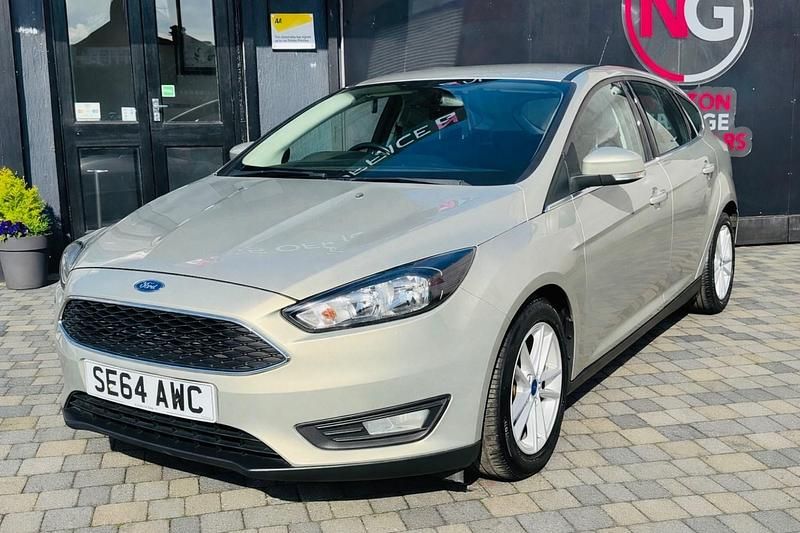Usado Ford Focus Zetec 115 HP (84 kW) 2015 Prateado Citadino