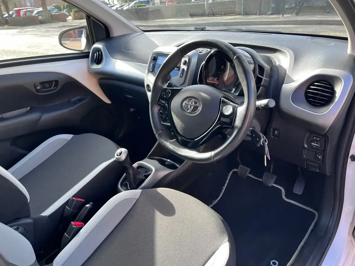 Usado Toyota Aygo X-play 69 HP (50 kW) 2015 Branco Citadino