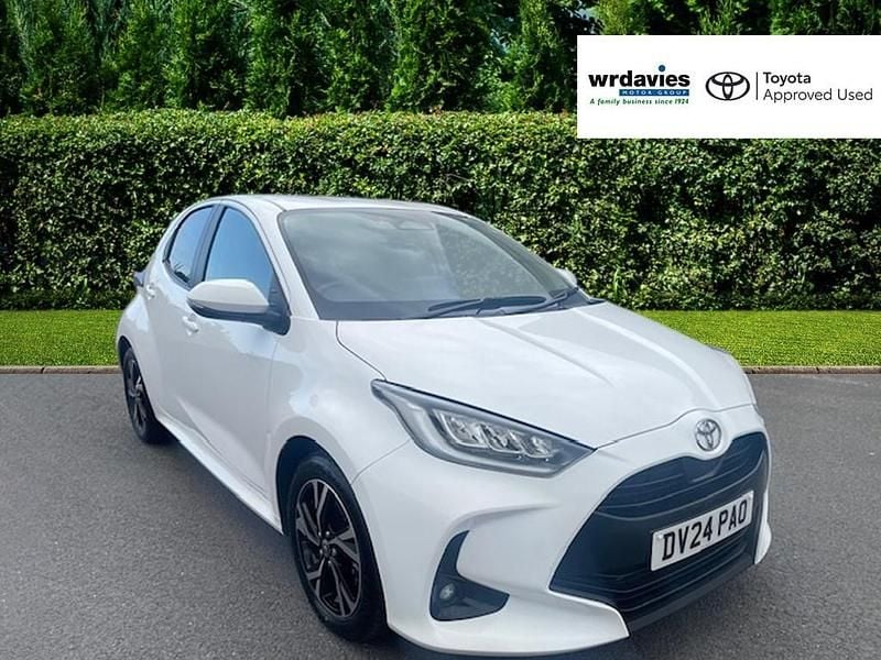 Pure white Used 2024 Toyota Yaris Hybrid Design Hatchback | £17,995 (Fair price) - Image 1/4