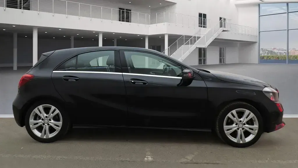 Begagnad Mercedes A180 2016 Svart Halvkombi