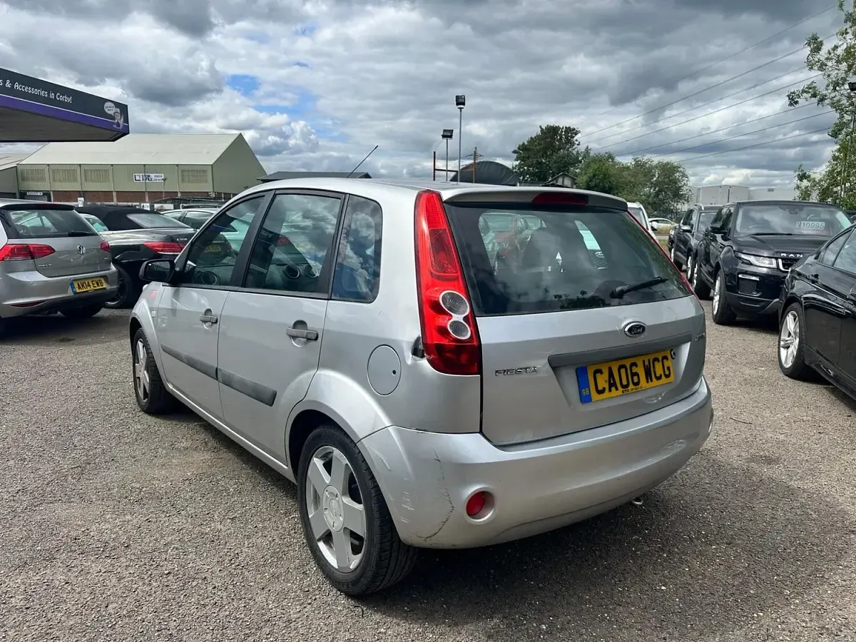 Used Ford Fiesta Zetec 80 HP (58 kW) 2006 Silver Hatchback