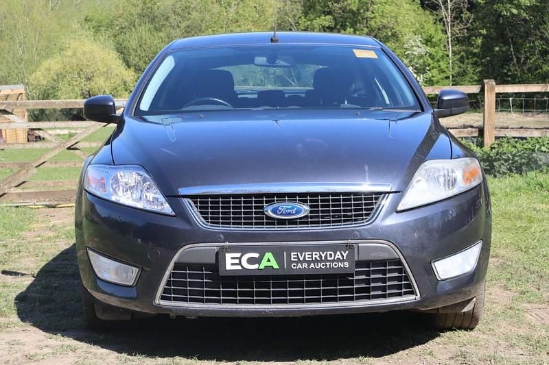 Usado Ford Mondeo Zetec 138 HP (101 kW) 2010 Cinzento Citadino