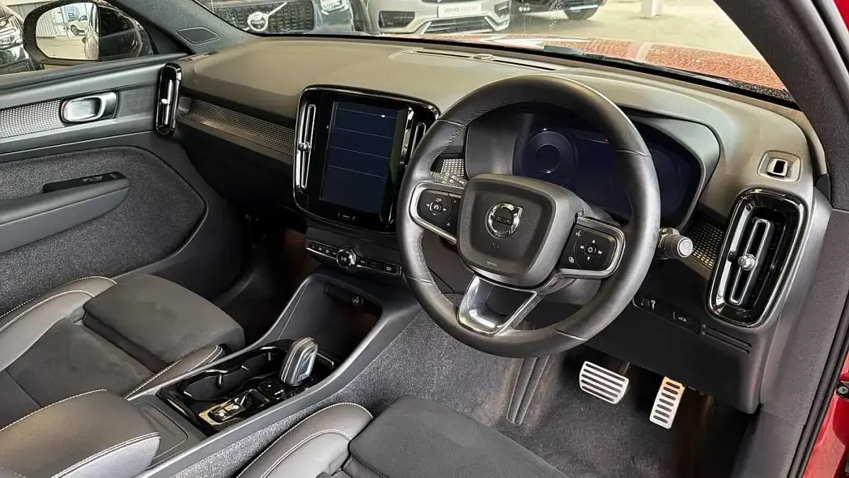 Used Volvo XC40 R-Design 161 HP (118 kW) 2022 Red SUV