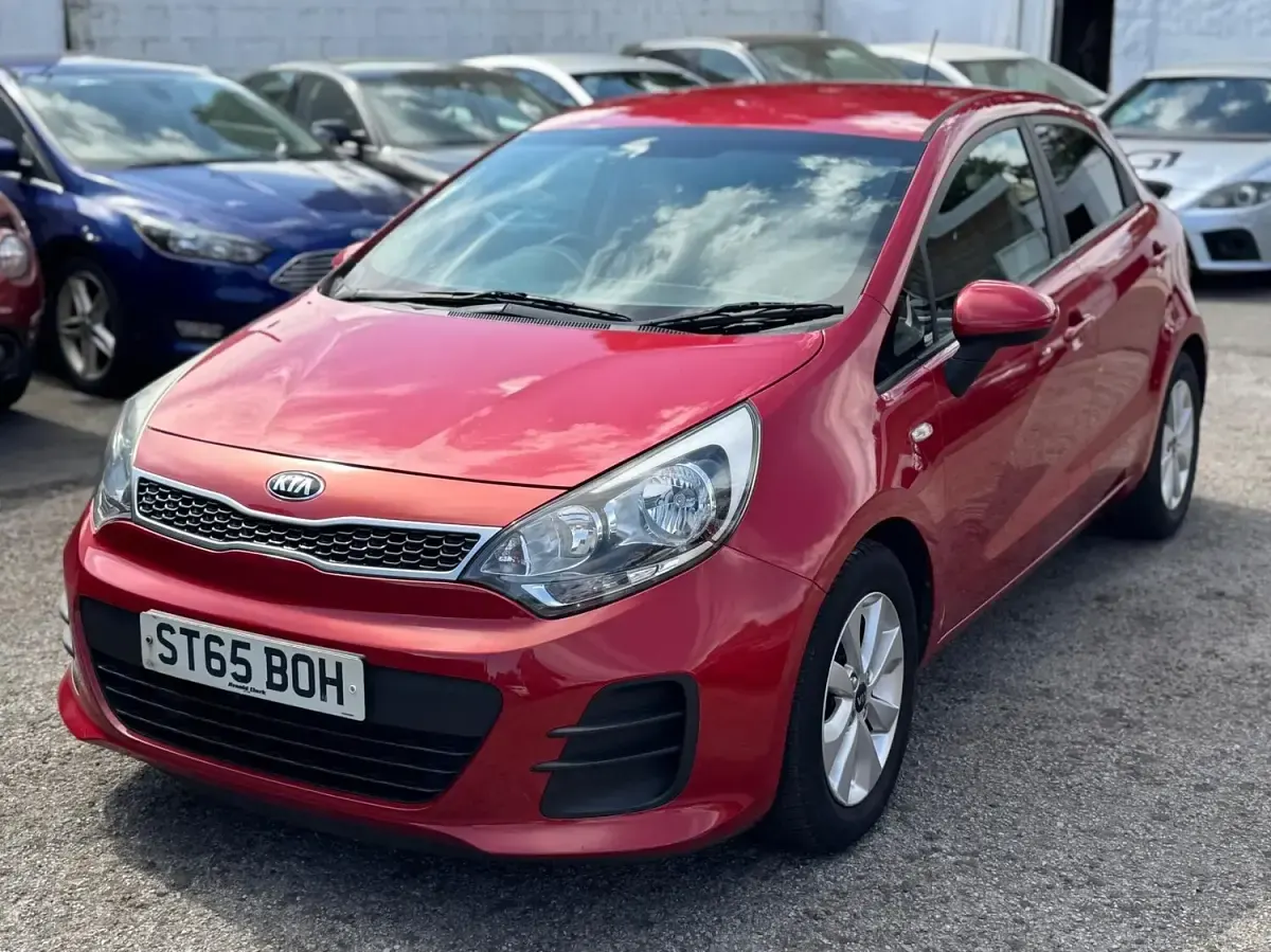 Used Kia Rio 84 HP (61 kW) 2015 Red Hatchback