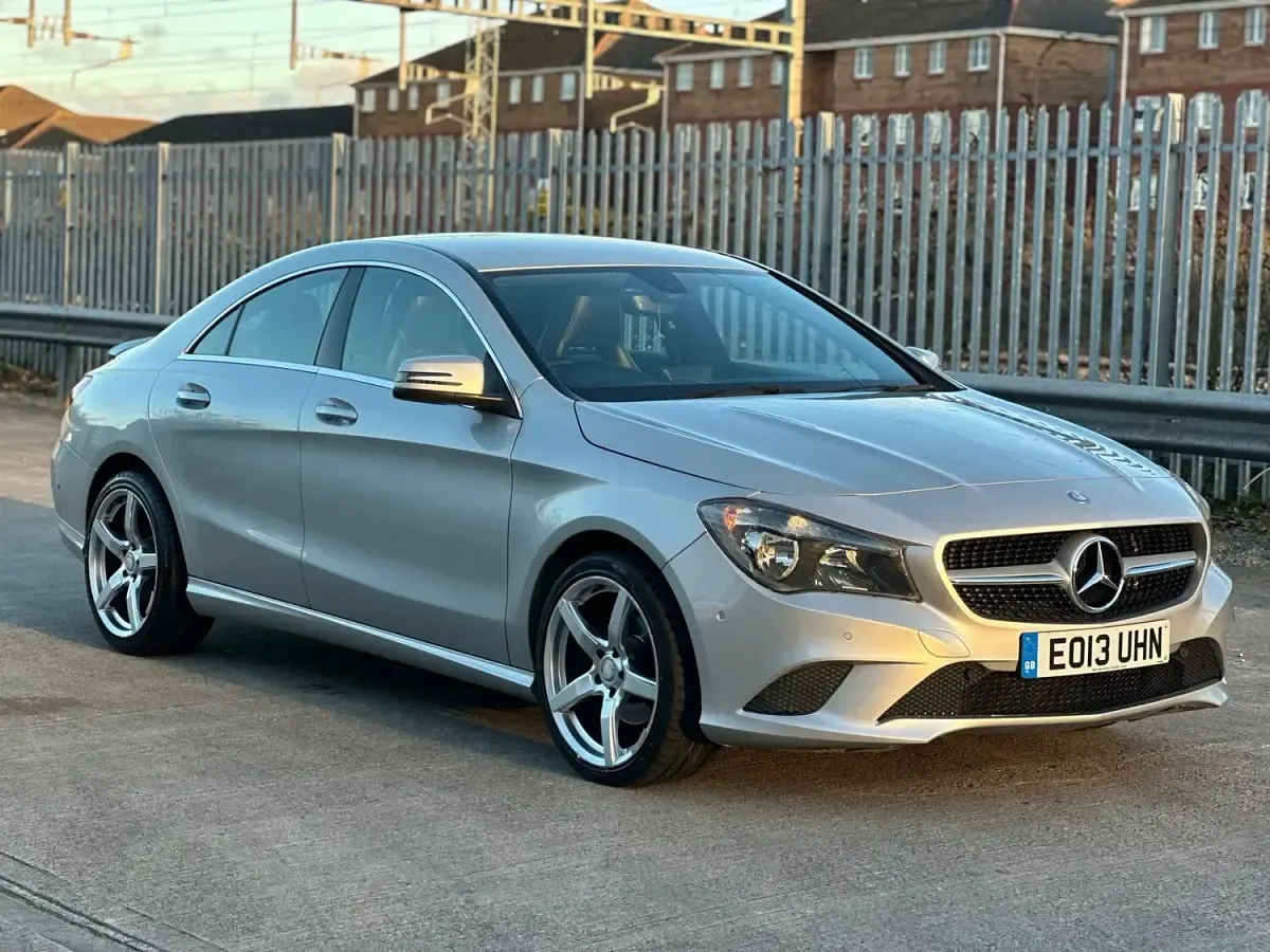 Usado Mercedes CLA220 170 CV (125 kW) 2013 Plateado Berlina