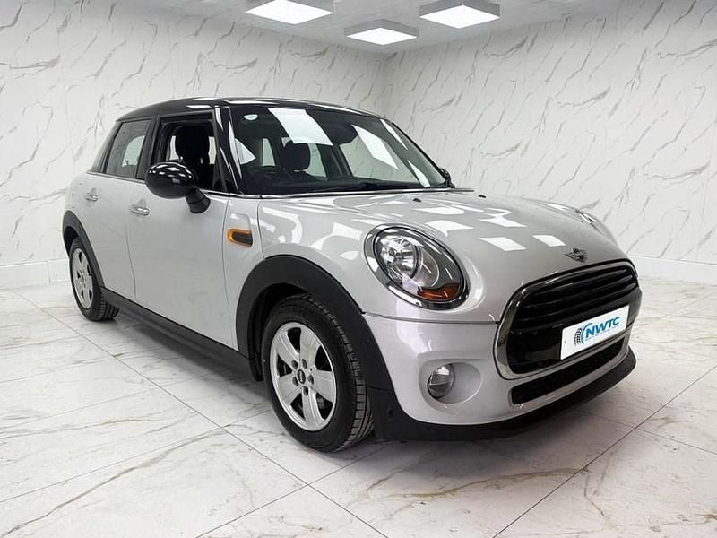 Usado Mini Cooper Hatch 136 HP (100 kW) 2016 Prateado Citadino