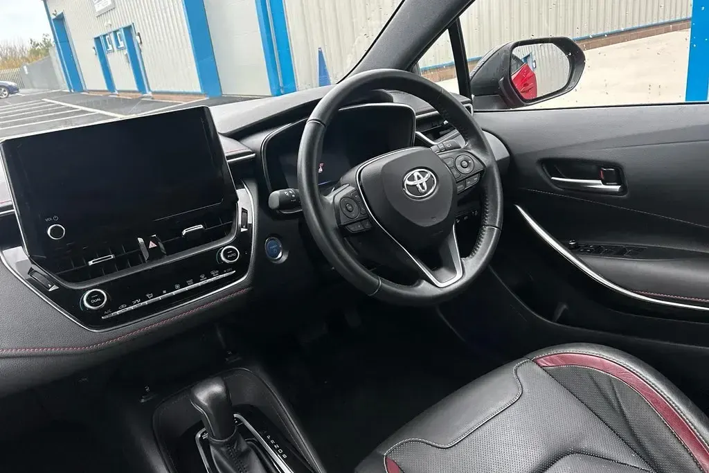 Second-hand Toyota Corolla 140 CP (102 kW) 2022 Roșu Hatchback