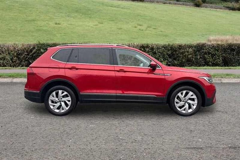 Used VW Tiguan Allspace Life 150 HP (110 kW) 2022 Red SUV