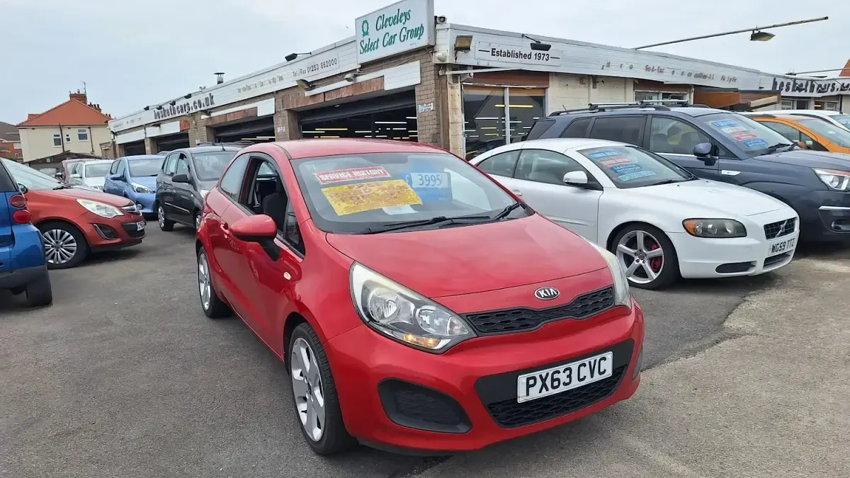 Used Kia Rio 85 HP (62 kW) 2013 Red Hatchback