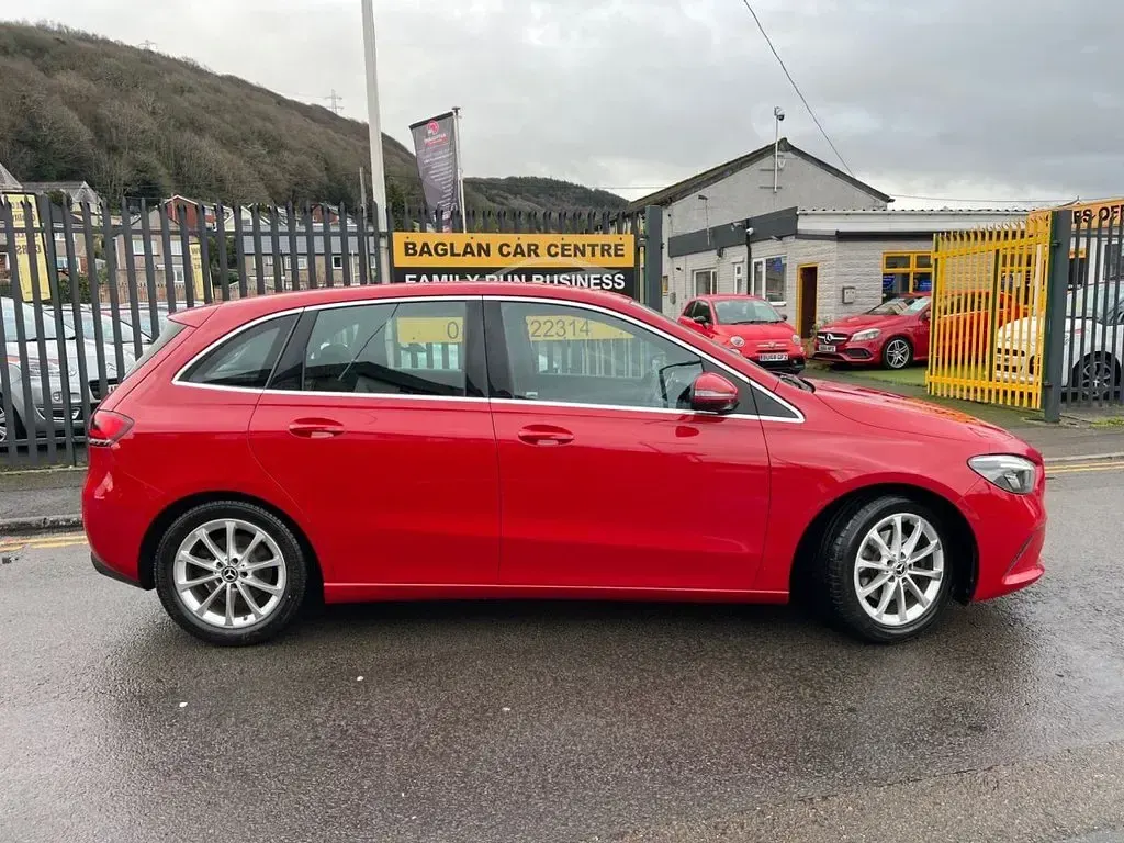 Käytetty Mercedes B200 163 HP (119 kW) 2020 Punainen Tila-auto