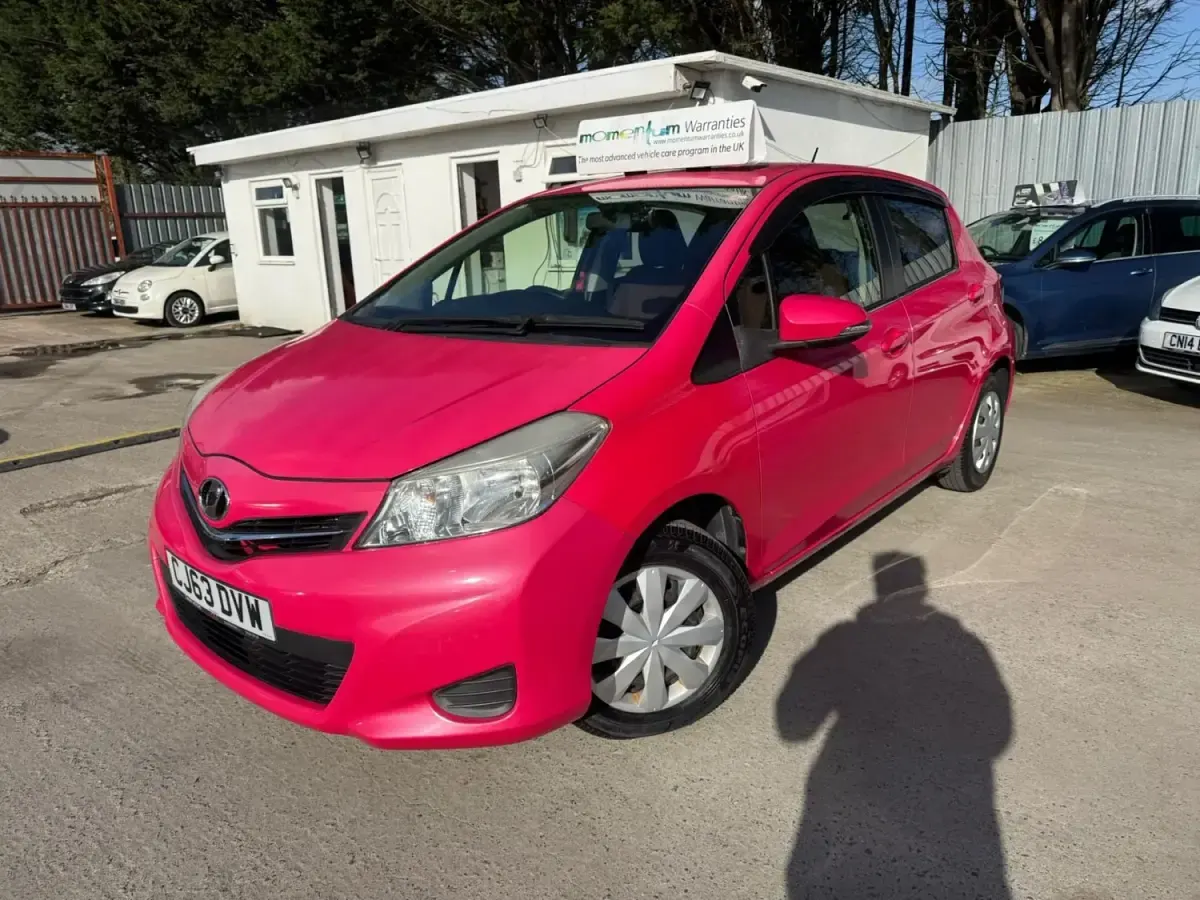 Usado Toyota Vitz 2013 Rosa Utilitario