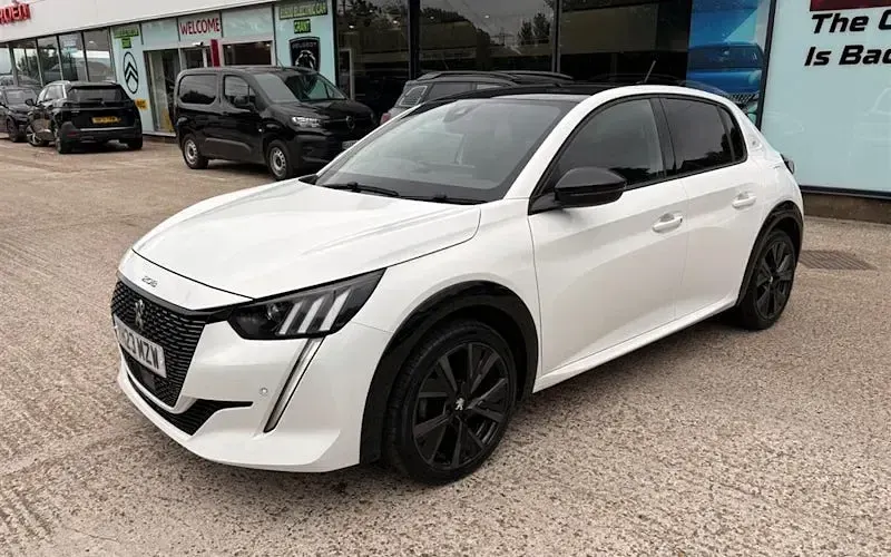 Used Peugeot 208 GT 131 HP (96 kW) 2023 White Hatchback