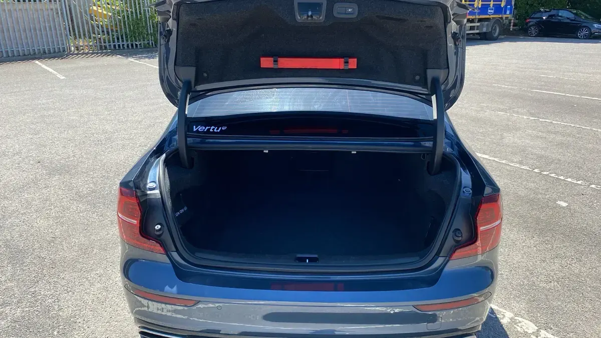 Used Volvo S60 R-Design 250 HP (183 kW) 2019 Blue Sedan