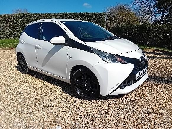 Begagnad Toyota Aygo X-play 69 HK (50 kW) 2017 Vit Halvkombi