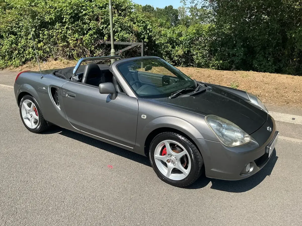 Used Toyota MR2 140 HP (102 kW) 2004 Mercury grey metallic Cabriolet