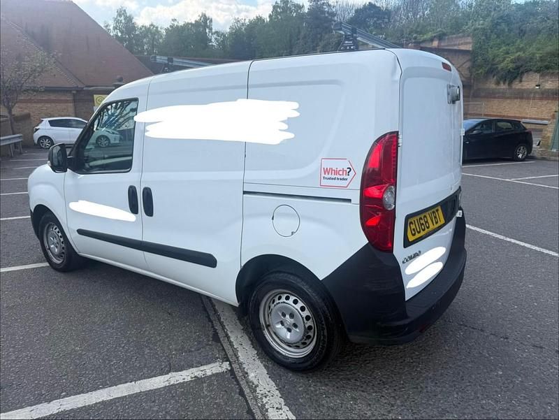 Second-hand Vauxhall Combo 95 CP (69 kW) 2018 Alb Monovolum