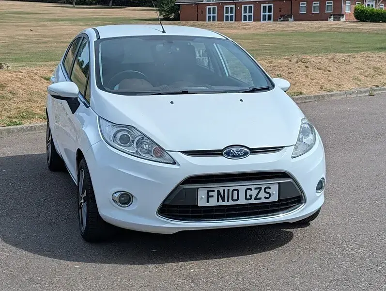 Used Ford Fiesta Zetec 82 HP (60 kW) 2010 White Hatchback