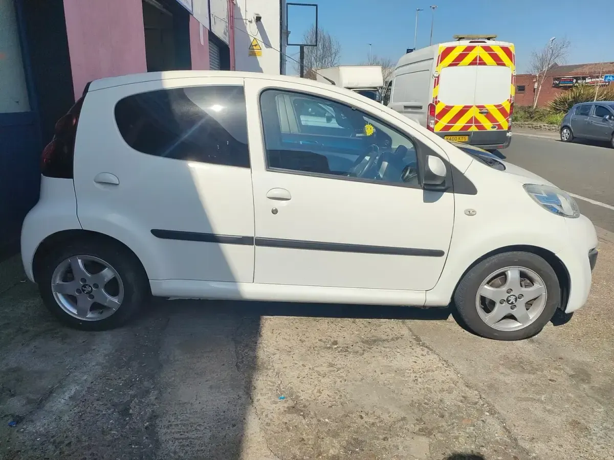 Used Peugeot 107 Allure 68 HP (50 kW) 2013 White Hatchback