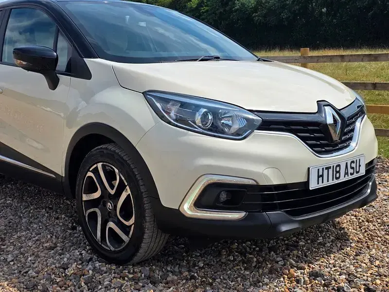 Used Renault Captur Iconic 90 HP (66 kW) 2018 Black/cream SUV