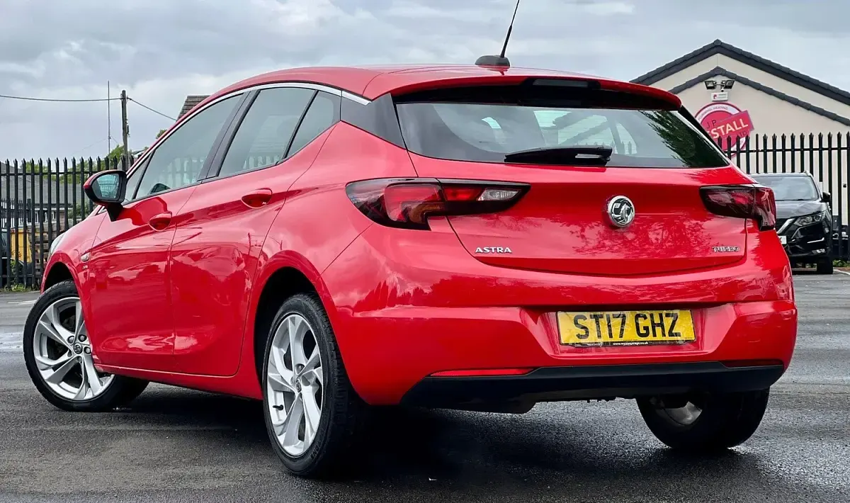 Used Vauxhall Astra SRi 150 HP (110 kW) 2017 Red Hatchback