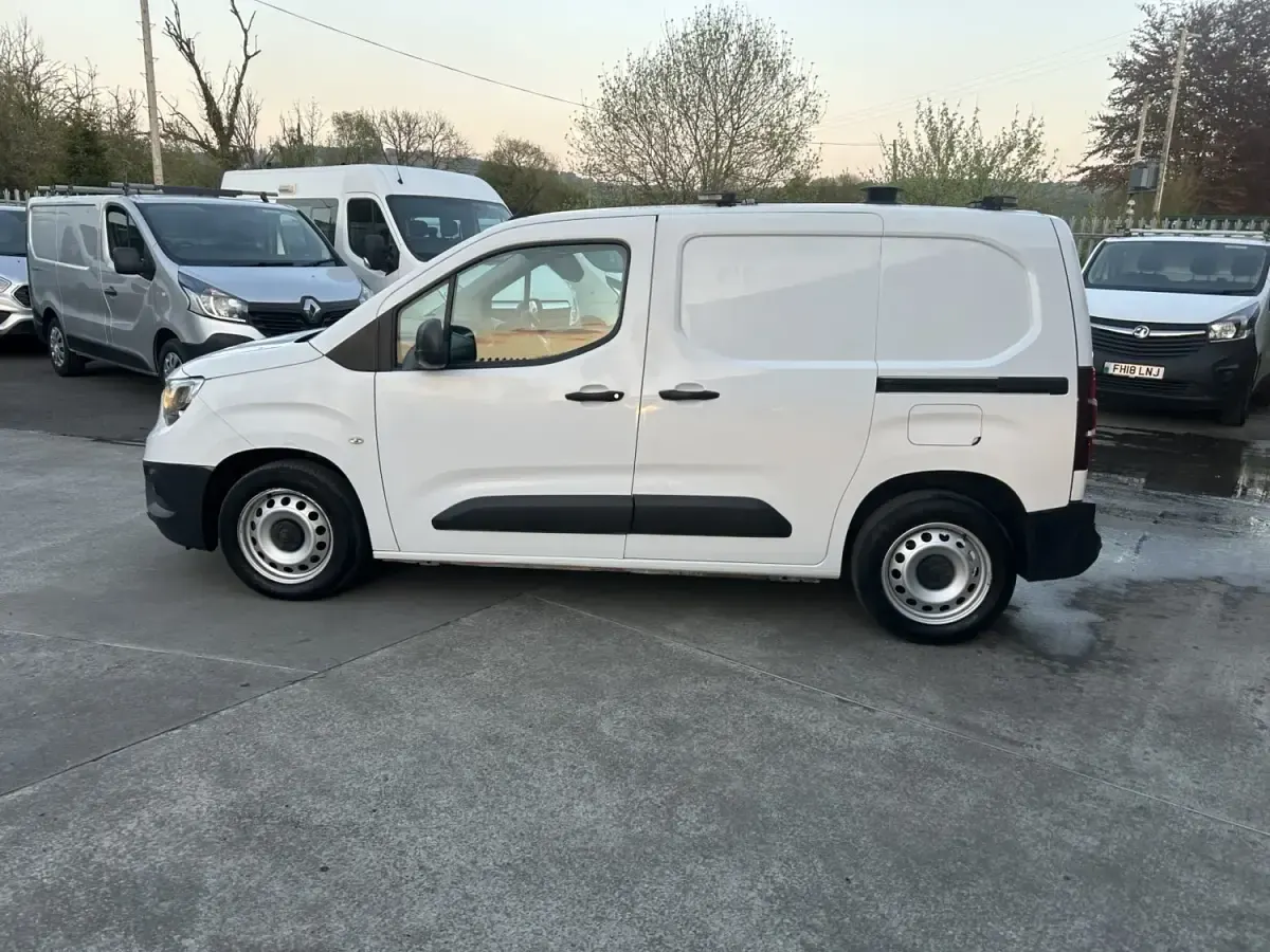 Second-hand Vauxhall Combo Edition 100 CP (73 kW) 2019 Alb Monovolum
