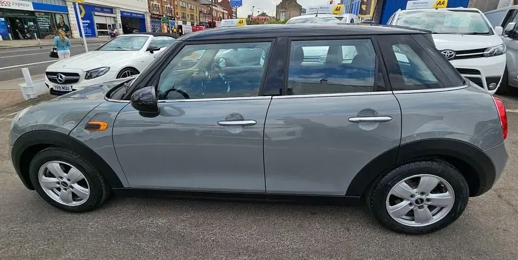Usado Mini Cooper Hatch 136 CV (100 kW) 2017 Gris Utilitario