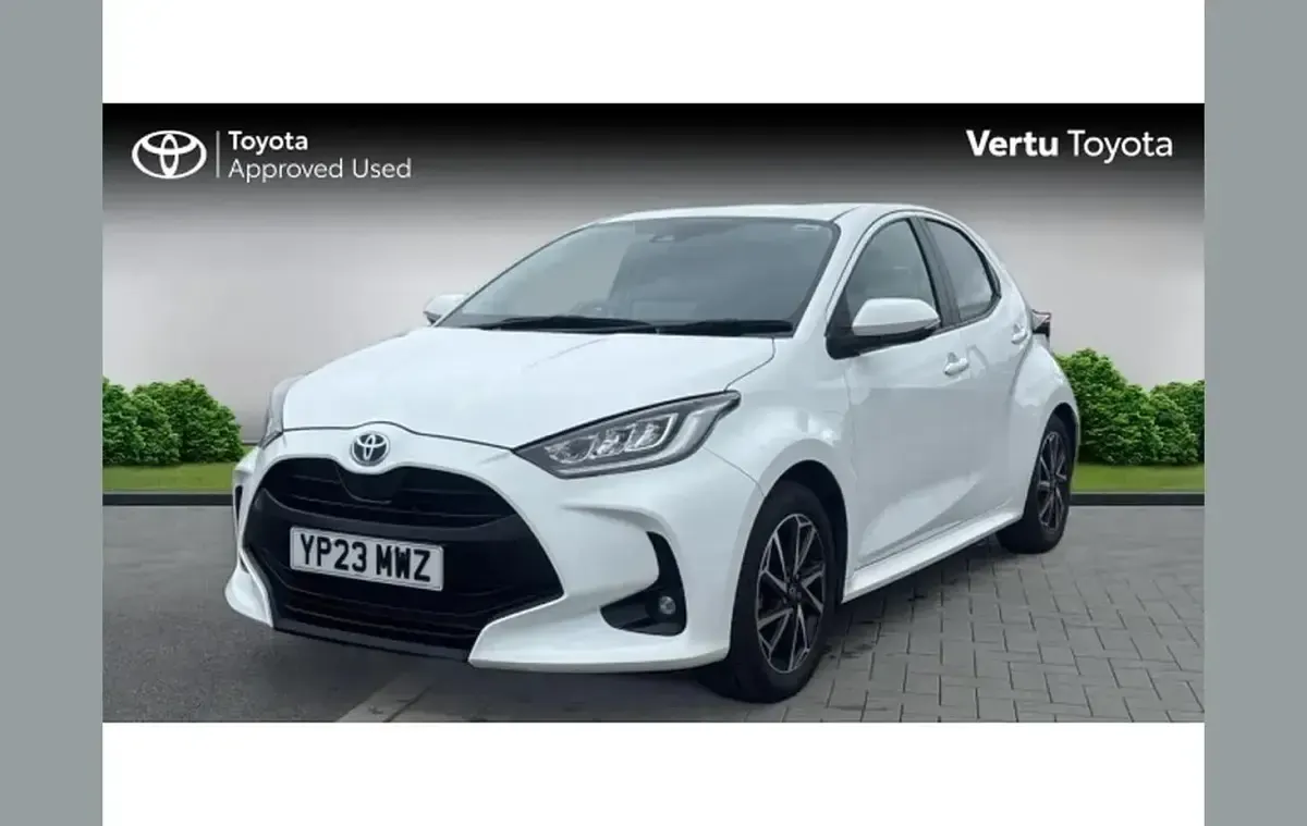 Used Toyota Yaris Design 116 HP (85 kW) 2023 White Hatchback